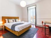 Bright double bedroom with balcony in Campo de Ourique...