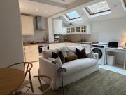 Bright Modern 2 Bed Flat with Patio | White City