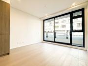 Bright, Modern & Oversized 1 Bedroom in Prime...