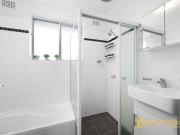 Bright & Modern Top Floor Apartment in Growing Auburn