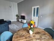 Bright, recently refurbished quiet Altbau apartment in...