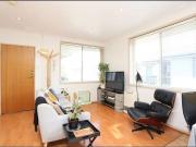 Bright & secure apartment opposite parklands