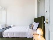 Bright single bedroom with balcony in Campo de Ourique...