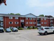 Bright & Spacious 2 Bedroom Apartment with private patio