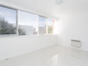 Bright Spacious Apartment Close To Everything!