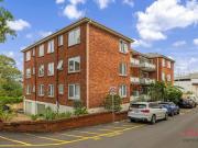 Bright & Spacious Apartment Opposite Heffron Park