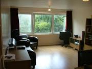 Bright spacious flat in riverside location