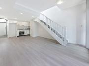 Bright split level apartment moments to Broadway...