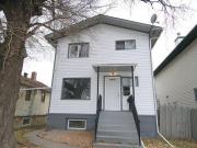 Bright Top Floor 2 Bed 1 bath unit Utilities Included...