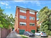 Bright Top Floor Apartment with Leafy Outlook