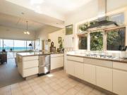 BRILLIANT BIG BAY VIEWS, LIFESTYLE & CONVENIENCE IN ONE!