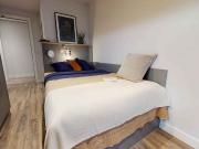 Bronze En Suite Plus B Has an Apartment