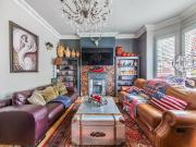 Broomwood Road, London SW11, 3 bed flat to rent, £3,750...