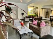 Buen departamento con vista al Golf, edificio con áreas...