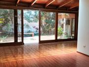 Buena casa frente a parque con dpto. independiente