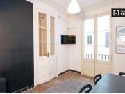 Buena habitación con amplio espacio de almacenamiento en...