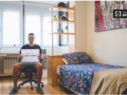 Buena habitación con cómoda en apartamento de 2...