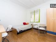 Buena habitación con cómoda en un apartamento de 6...
