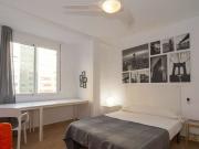 Buena habitación en el apartamento de 3 dormitorios El...