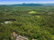 Short drive to the beach with hinterland appeal