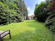 Bungalow mit Atrium und großem Garten