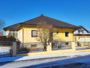 Bungalow mit Wintergarten, Pool und Doppelgarage!