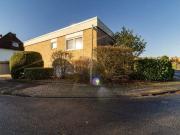 Bungalow Rotdornschleife freistehend 2 Garagen Wfl....