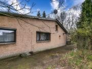 Einfamilienhaus und Garage auf großem Grundstück in...