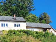 BURGIDYLL MIT NEUEM DACH UND ALTEN MAUERN IN MALERISCHER...