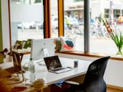 Büroplatz in hellem Office am Teutoburger Platz, 10119...