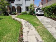 ¿Buscas una casa única y remodelada en una ubicación...