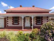 C1900 Cottage Character in a Cosmopolitan Locale C1900 Cottage Character in a Cosmopolitan Locale