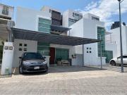 C200 CASA EN VENTA CUMBRES DEL MIRADOR MUY ILUMINADA...