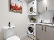 C21 Fully Furnished Coastal Retreat in a Quiet Leafy Street