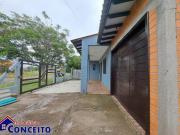 C510 Ótima residência de esquina localizada no Balneário...