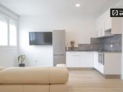 C. De El Greco, 28011. Cama de matrimonio. Aire...