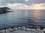 Cabanon les pieds dans l' eau