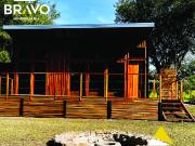 Cabaña de material, madera y piedra