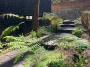 Cabaña moderna inmersa en el bosque