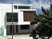 CADA EN VENTA DE 3 PISOS EN BARRANCA DEL REFUGIO CON 4...