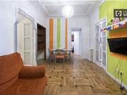 Cama doble en habitaciones en un colorido y luminoso...