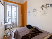 Cama doble en habitaciones en un colorido y luminoso...