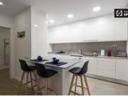 Cama en alquiler en apartamento de 5 dormitorios con...