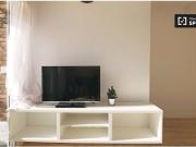 Cama individual en un apartamento luminoso de 2...