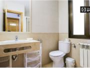 Camas en habitación compartida soleada en residencia en...