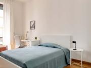 Camera 1 con balcone Via Castaldi 8