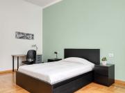 Camera 2 con finestra Via Castaldi 8