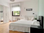 Camera 4 con finestra Via Castaldi 8