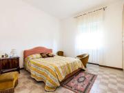 Camera arredata con armadio in appartamento in Libia, Roma