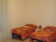 Camera arredata in appartamento con 2 camere da letto a...